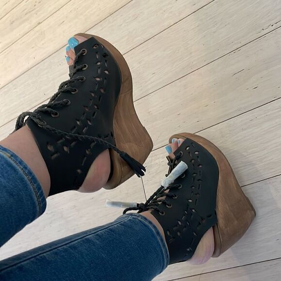 MUSSE & CLOUD BLACK LEATHER WEDGE SANDALS.  NEW - Picture 2 of 11